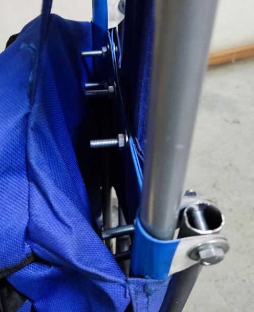 Монтаж кронштейна крепления модернизированной откидной ручки, с дополнительным крепежом багажного мешка. shopping bag on wheels tuning bracket.