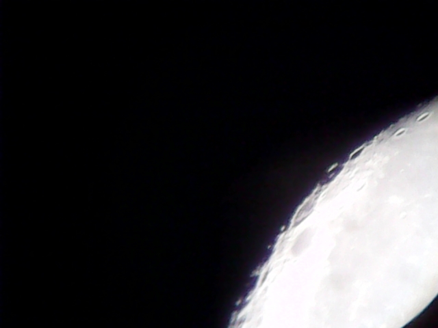 Вид Луны в телескопе через USB видео камеру, усиление 450х, кратеры. telescope 09 luna 450x 2.